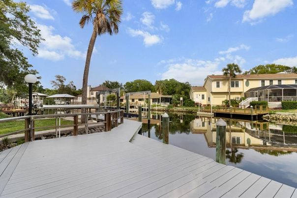 Exterior, Lake