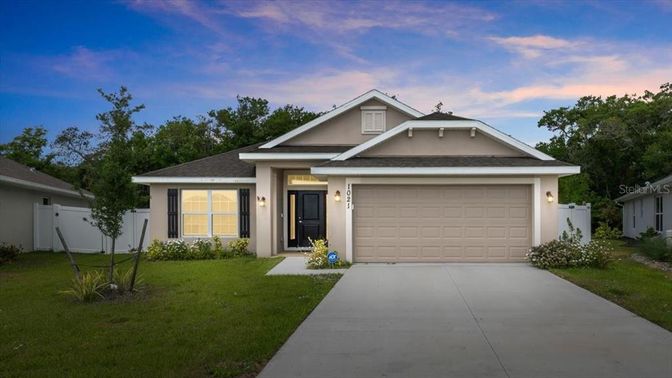 Attached, Exterior, Facade, American Craftsman