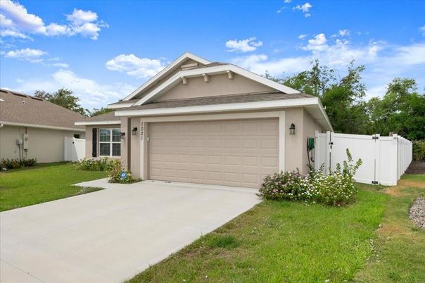 Attached, Exterior, Facade, American Craftsman