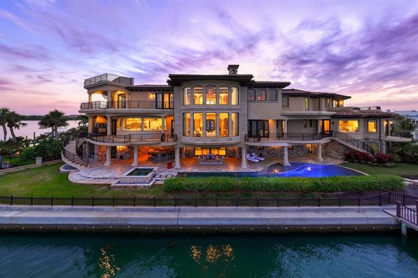 Exterior, Facade, Pool, Mediterranean