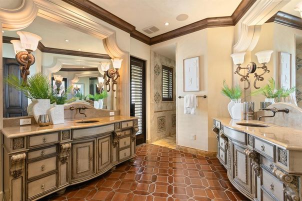 Bathroom, Dual Sink Vanities, Interior, Recessed Lighting