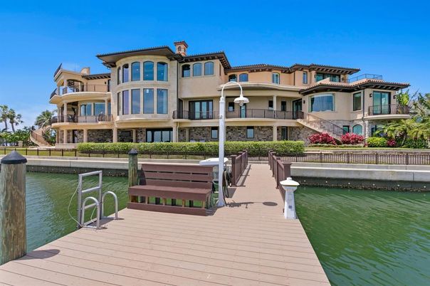 Exterior, Lake