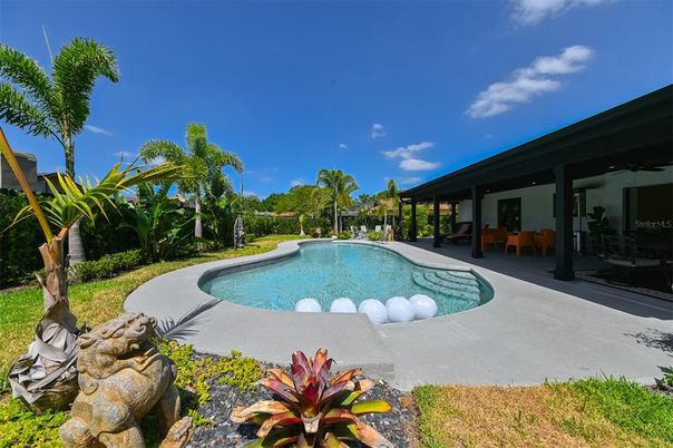 Exterior, Pool