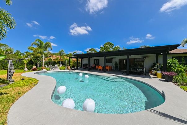 Exterior, Pool