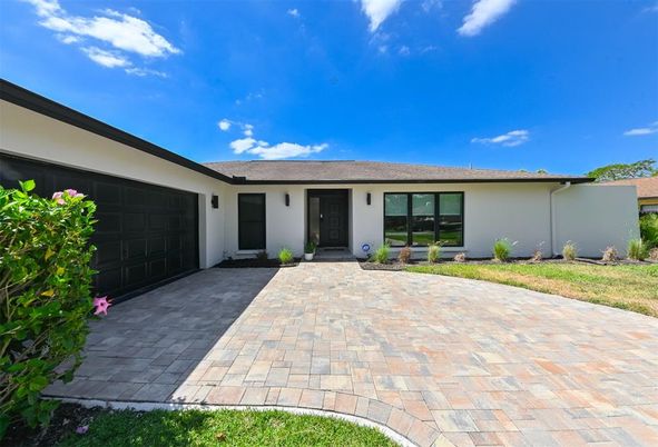 Attached, Exterior, Facade, Ranch