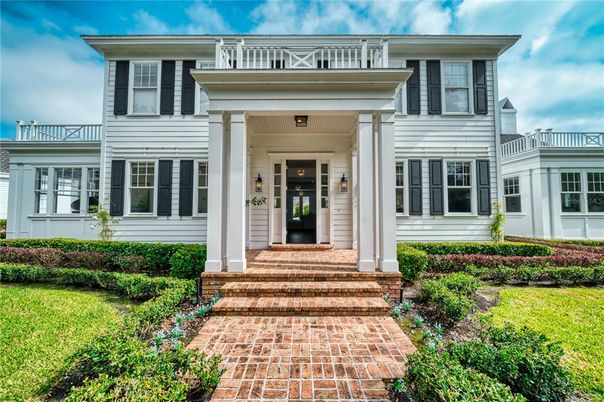 Exterior, Facade, American Foursquare