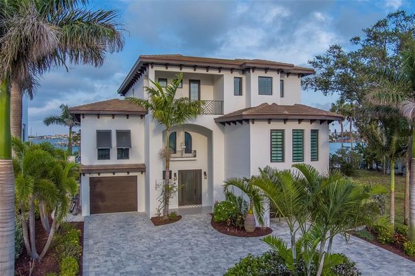 Attached, Exterior, Facade, Mediterranean
