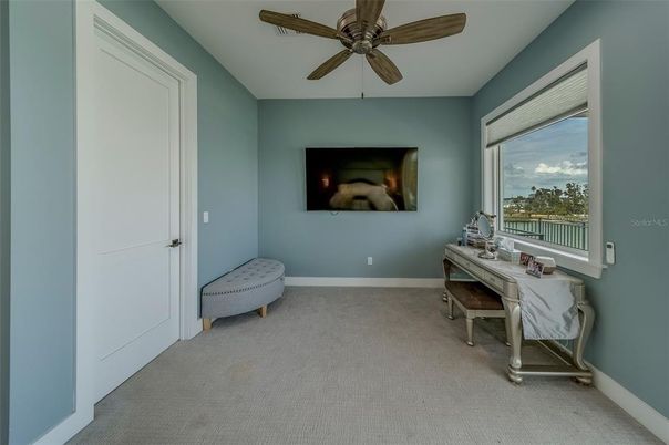 Home Office, Interior