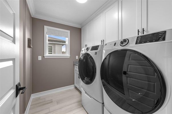Interior, Recessed Lighting, Washer, Wood Texture Flooring