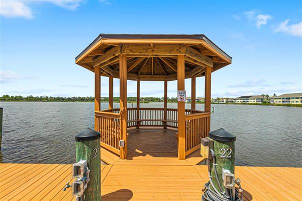 Exterior, Lake