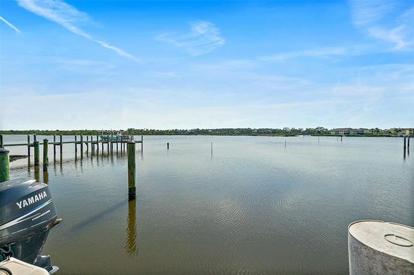 Exterior, Lake