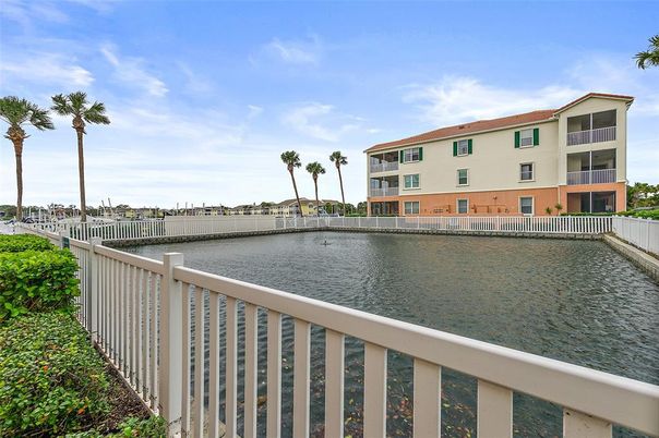 Exterior, Lake