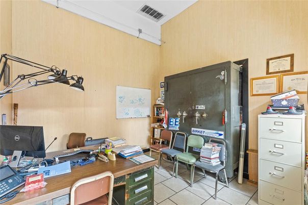 Home Office, Interior