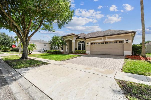Attached, Exterior, Facade, Ranch