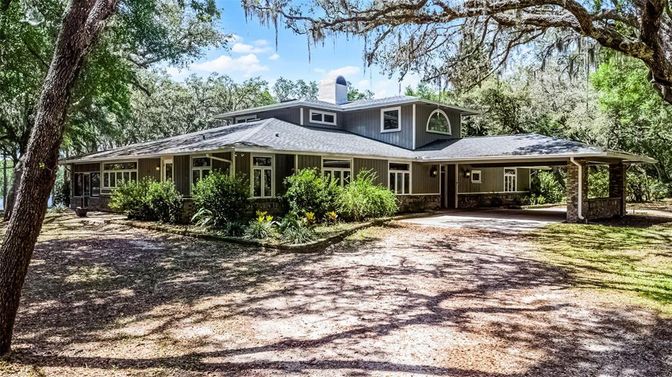 Exterior, Facade, Ranch