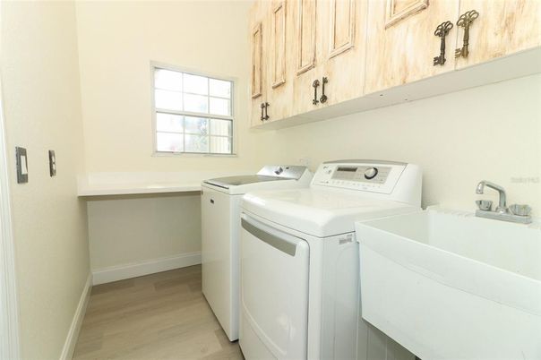 Interior, Washer, Wood Texture Flooring