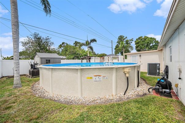 Exterior, Pool
