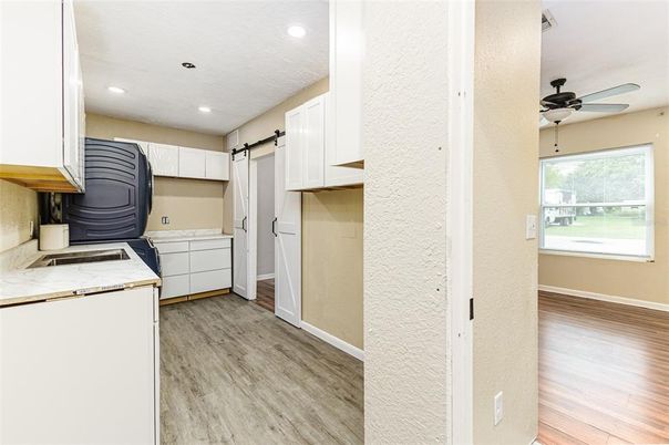 Interior, Recessed Lighting, Washer, Wood Texture Flooring