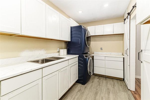 Interior, Recessed Lighting, Washer, Wood Texture Flooring