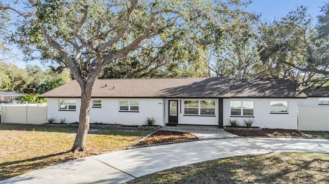 Exterior, Facade, Ranch