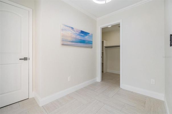 Empty room, Interior