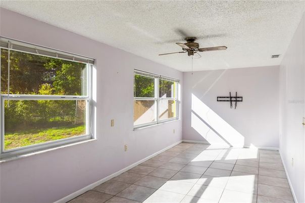 Empty room, Interior