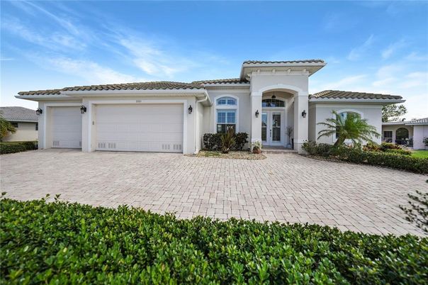 Attached, Exterior, Facade, Mediterranean