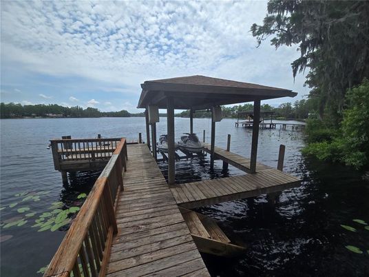 Exterior, Lake