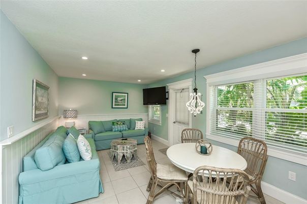 Dining room, Interior, Living room, Pendant Lights, Recessed Lighting