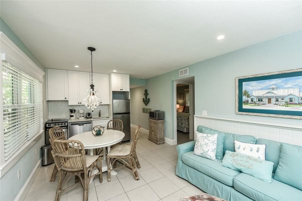 Dining room, Interior, Kitchen, Pendant Lights, Recessed Lighting, Stainless Steel Appliances