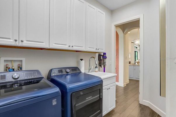 Interior, Washer, Wood Texture Flooring