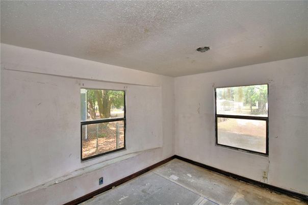 Empty room, Interior