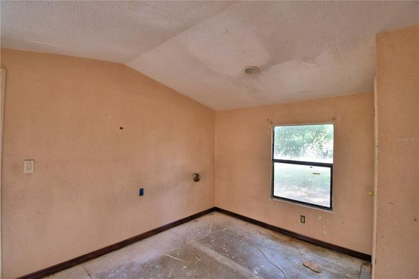 Empty room, Interior
