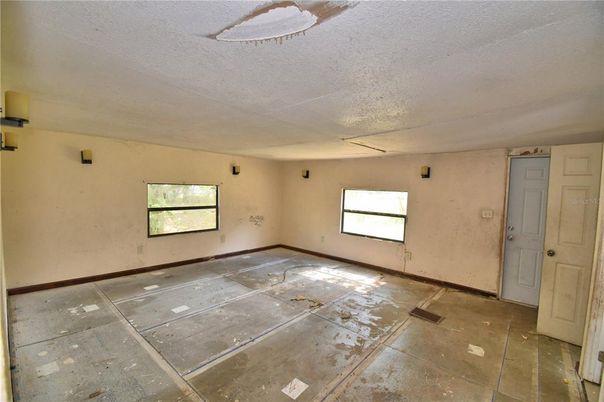 Empty room, Interior
