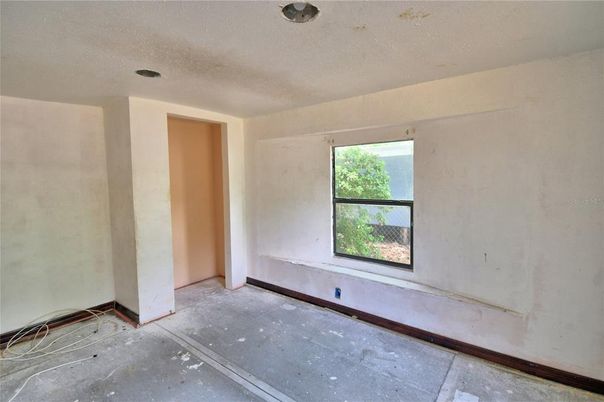 Empty room, Interior