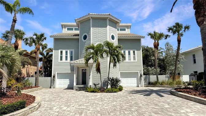 Attached, Exterior, Facade, Mediterranean