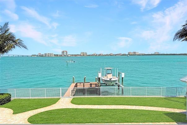 Exterior, Lake