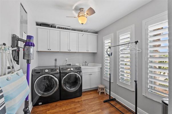 Interior, Washer, Wood Texture Flooring