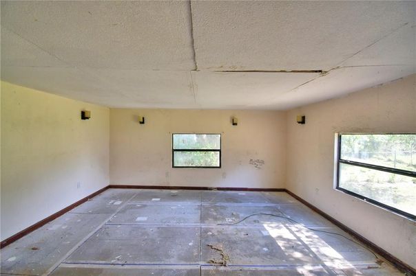 Empty room, Interior
