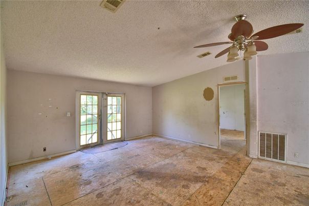 Empty room, Interior