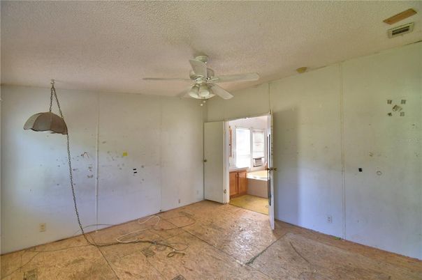 Empty room, Interior