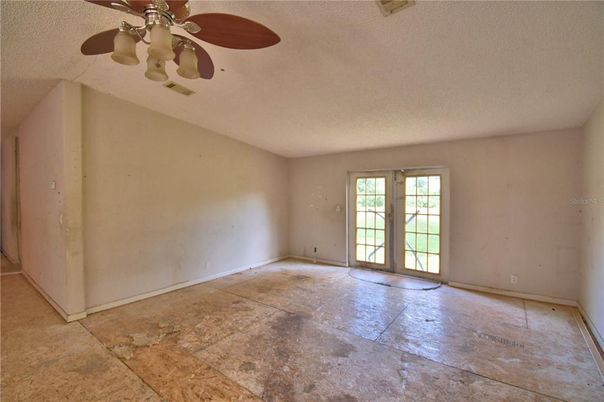 Empty room, Interior