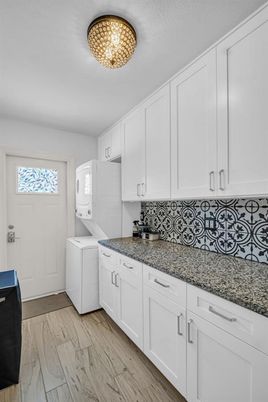 Interior, Washer, Wood Texture Flooring
