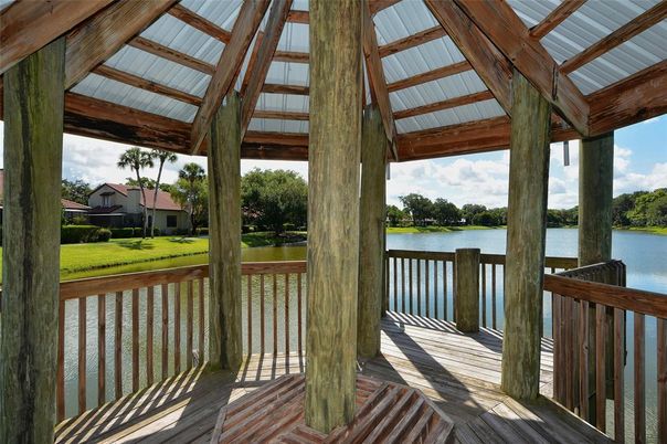 Exterior, Lake