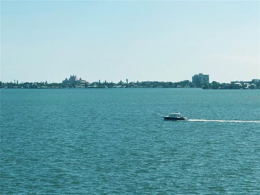 Exterior, Lake