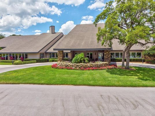 Exterior, Facade, Ranch