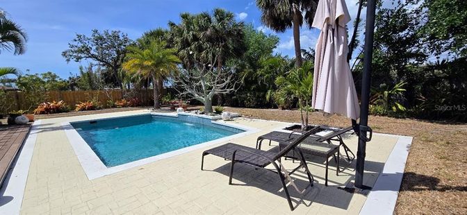 Exterior, Pool