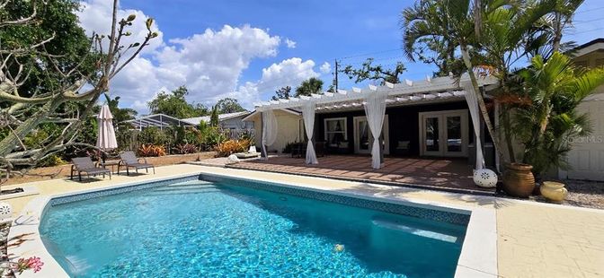 Exterior, Pool