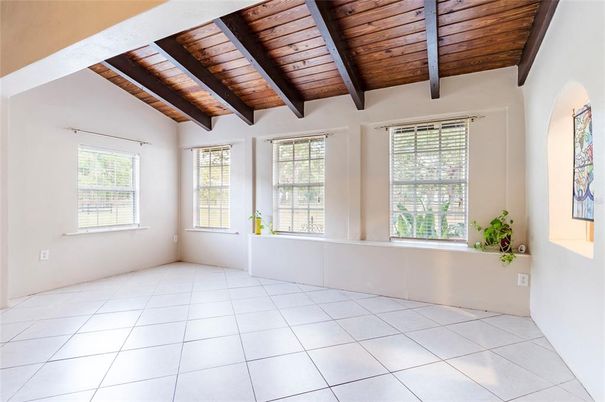 Empty room, Interior, Wooden Beams, Wooden Ceilings