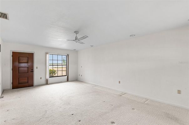 Empty room, Interior